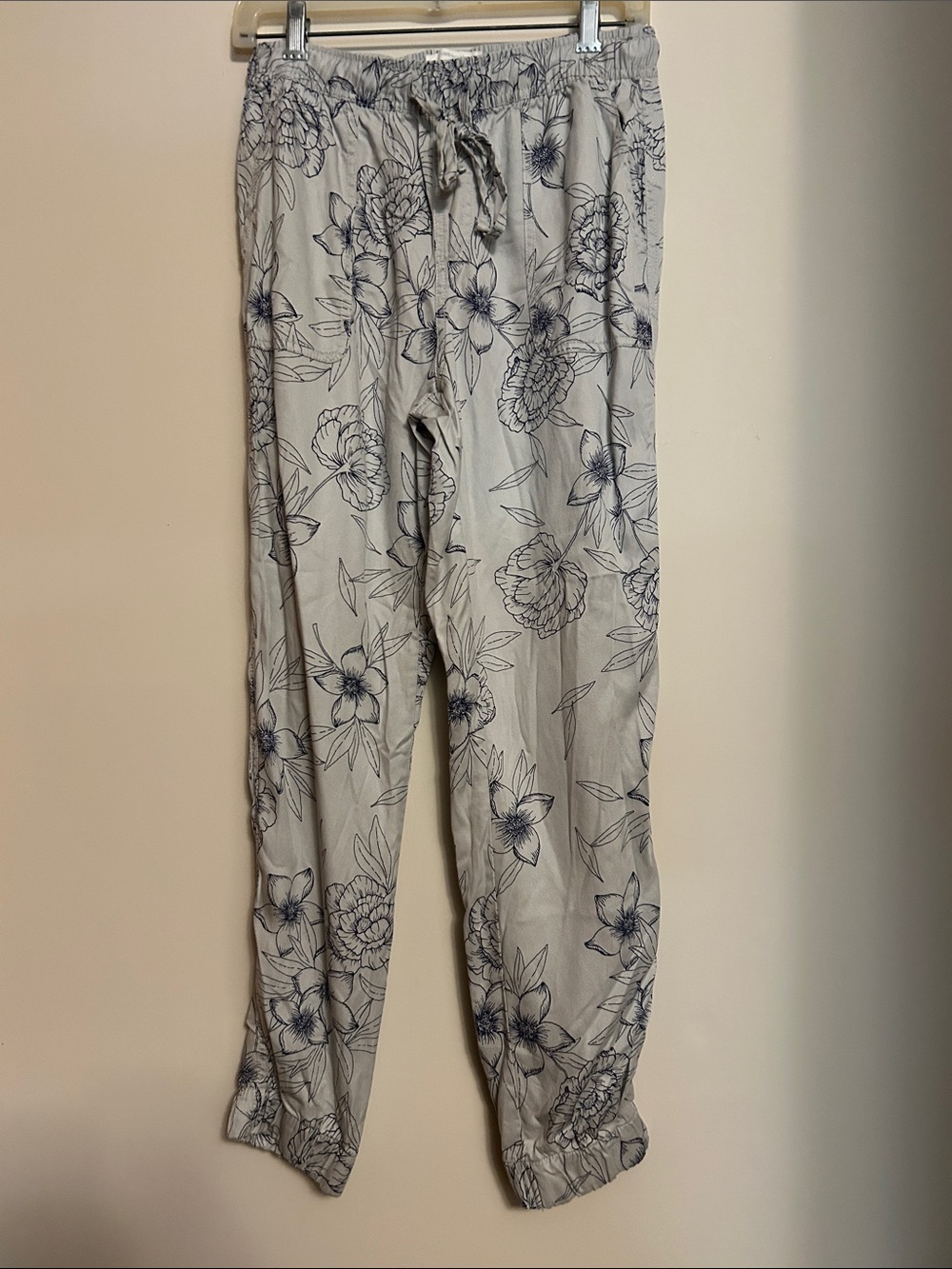 C&C California Light Gray Floral Drawstring Joggers size small
